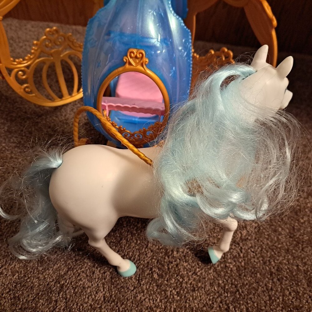Disney Princess Cinderella’s Rolling Carriage & Horse with Brushable Mane & Tail - Picture 4 of 9